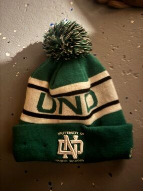 University of North Dakota (UND) Green Knit Pom Beanie
